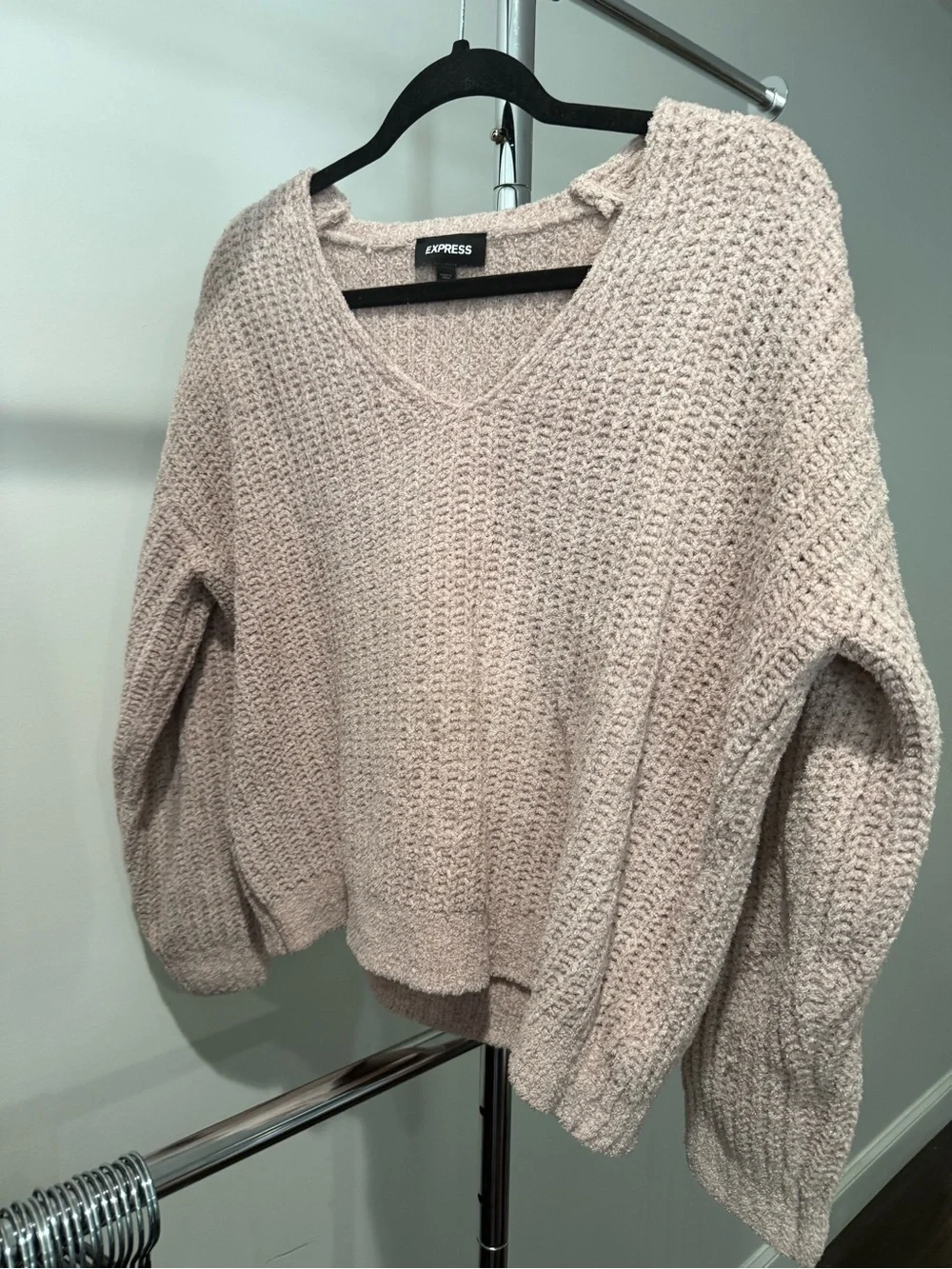 Express Women's Light Cream V-Neck Chunky Knit Sweater
